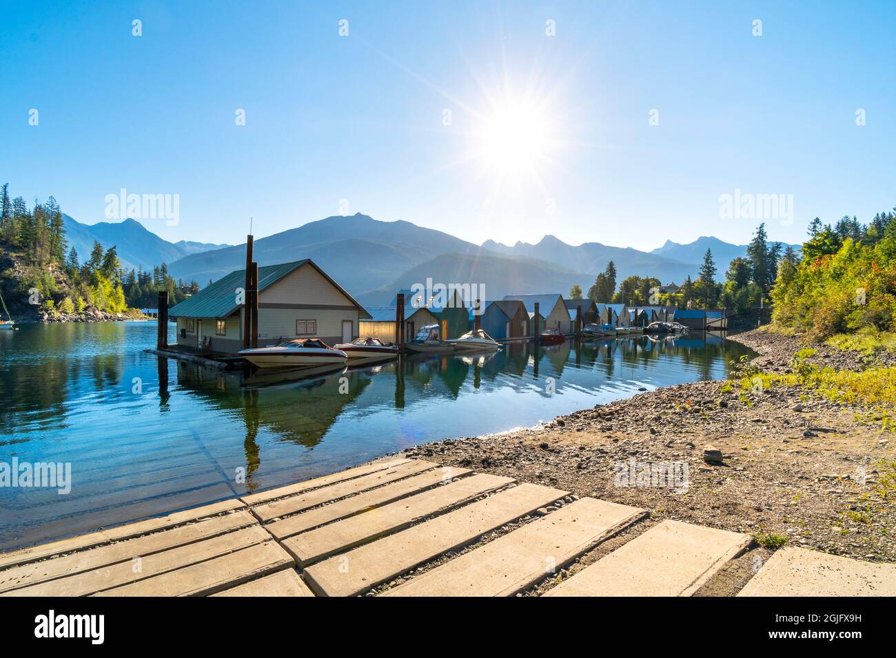 Morgenansicht des Hafens, der Marina, der Rampe und der Werft in der Bucht des Kootenay Lake im kleinen ländlichen Dorf Kaslo, BC, Kanada. Stockfoto