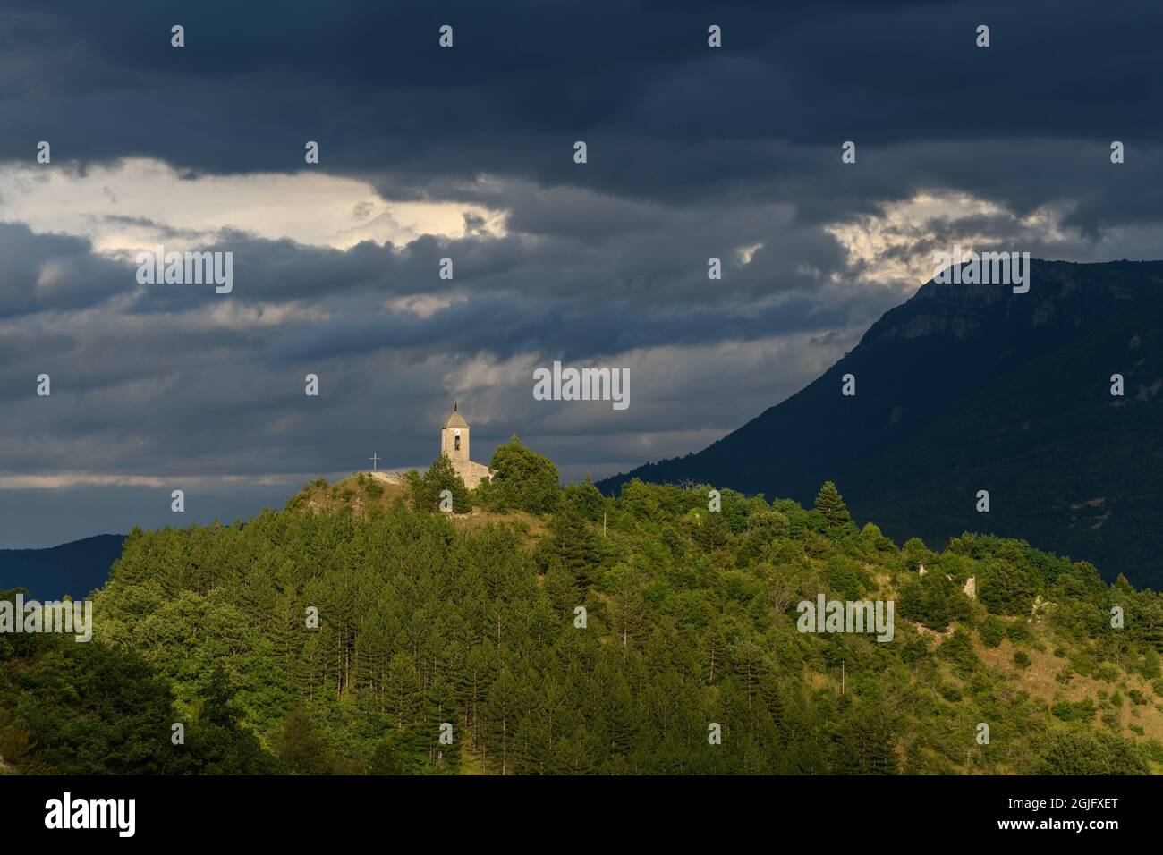 Blick auf die Kirche Saint-Vincent im Jabron-Tal, in Saint-Vincent-sur-Jabron. Lure Mountain. Provence. Stockfoto