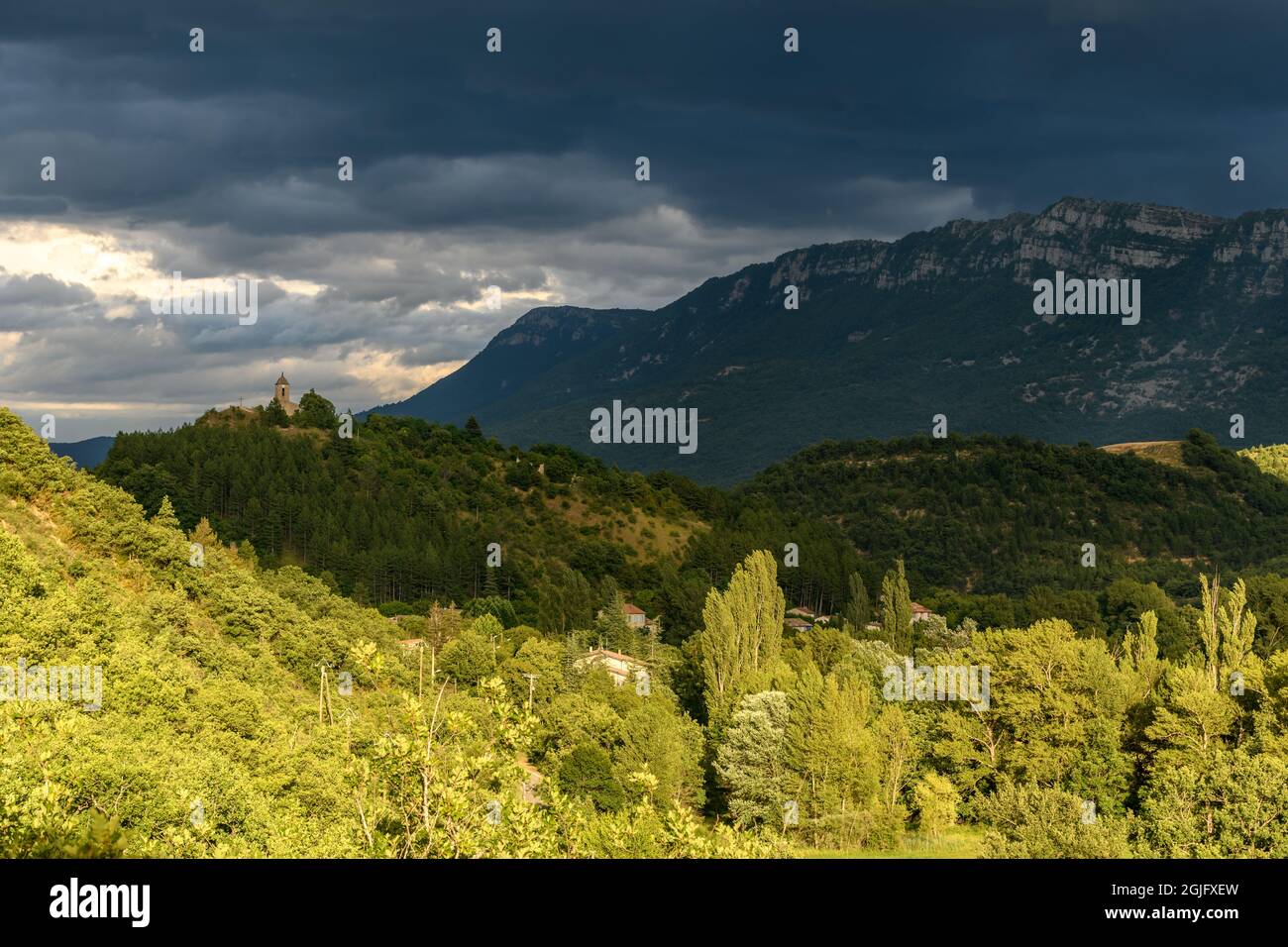 Blick auf die Kirche Saint-Vincent im Jabron-Tal, in Saint-Vincent-sur-Jabron. Lure Mountain. Provence. Stockfoto