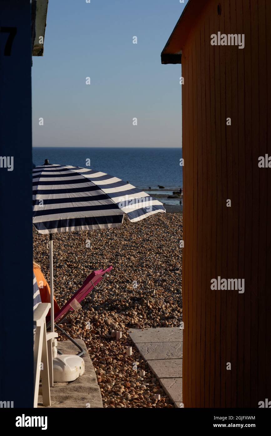 Sonnenschirm gesehen am Strand, Großbritannien. Stockfoto