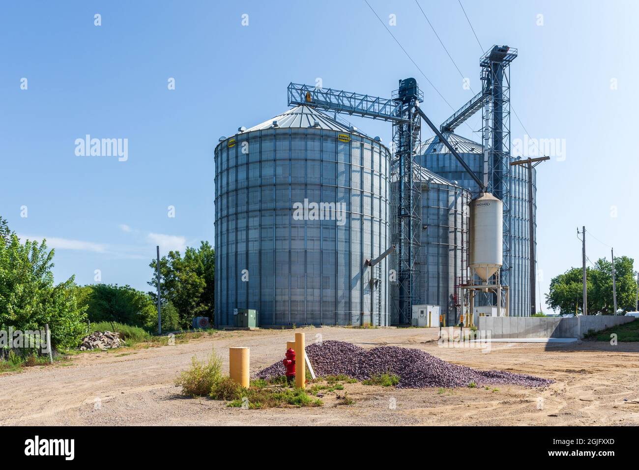 BEAVER CREEK, MN, USA-22 AUGUST 2021: Beaver Creek Co-Op Getreideaufzug und Lagerung. Abbildung zeigt die Lagerung von runden Silos. Stockfoto