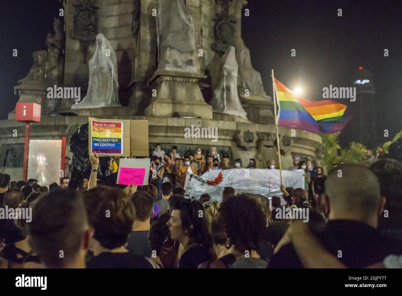Barcelona, Katalonien, Spanien. September 2021. Regenbogenfahne und Banner mit der Aufschrift "Protect trans youth", die während der Demonstration gesehen wurde.etwa 300 Menschen haben in Barcelona an einer Demonstration gegen homophobe Aggressionen teilgenommen, die im gesamten spanischen Staat weiterhin sehr häufig vorkommen. (Bild: © Thiago Prudencio/DAX via ZUMA Press Wire) Stockfoto