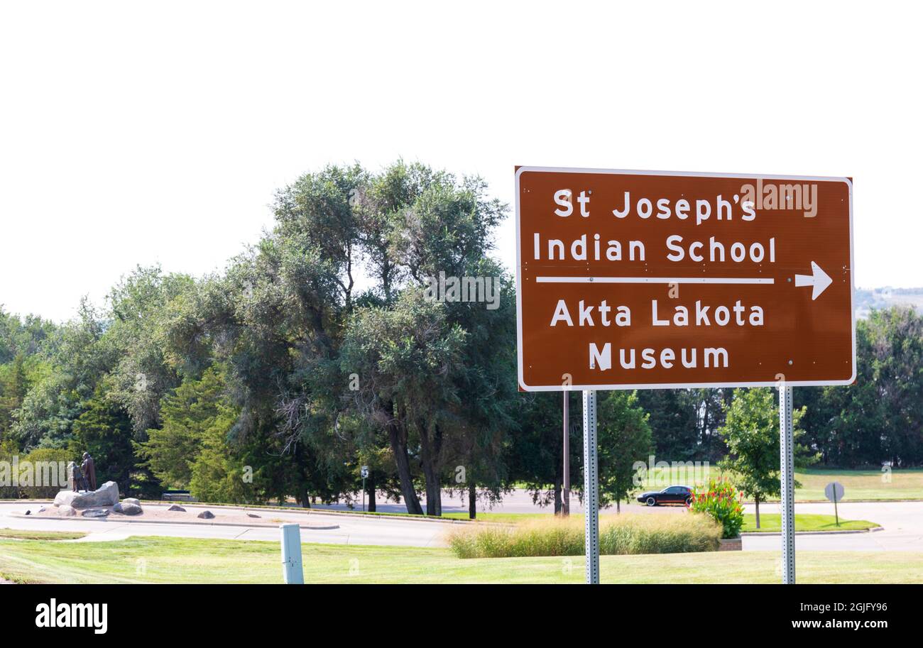 Chamberlain, SD, USA-24. AUGUST 2021: Eintritt in die St. Joseph's Indian School und das Akta Lakota Museum. Stockfoto