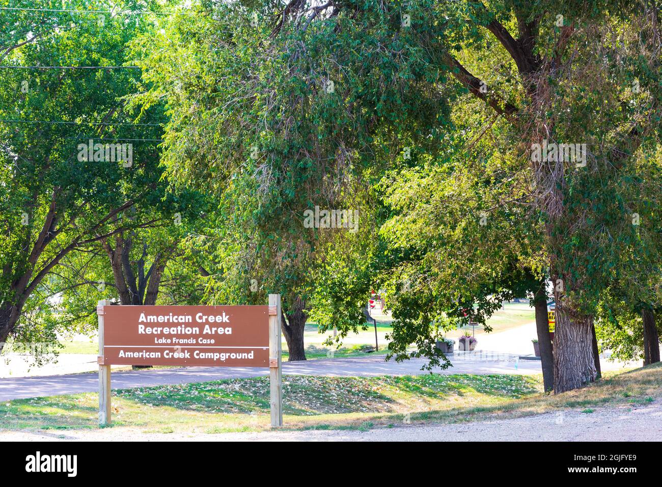 Chamberlain, SD, USA-24. AUGUST 2021: Eingang zum Campingplatz American Creek am Missouri River in Chamberlain. Schilder und Eingang. Stockfoto