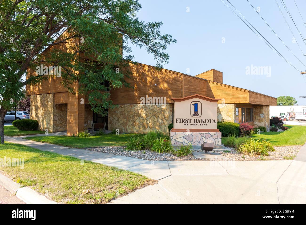 Chamberlain, SD, USA-24. AUGUST 2021: Erstes Gebäude der Dakota National Bank und Schild. Stockfoto