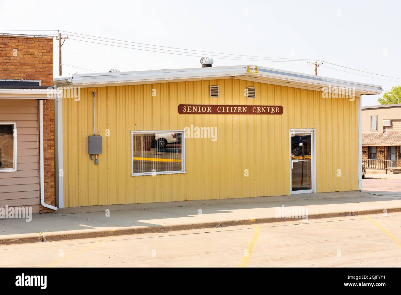 Chamberlain, SD, USA-24. AUGUST 2021: Das Senior-Center in der Innenstadt. Gebäude und Schild. Stockfoto