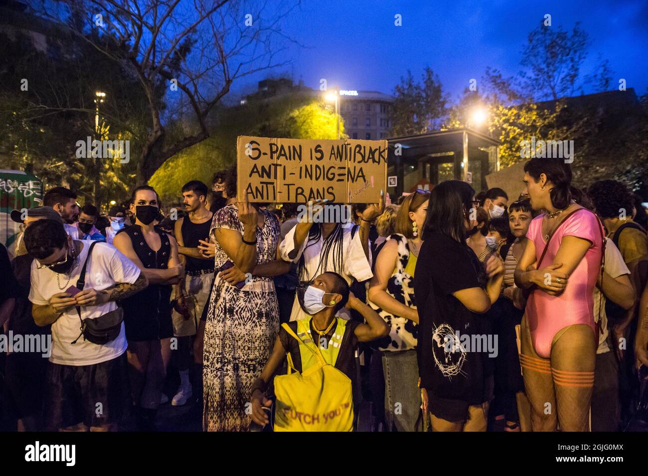 Barcelona, Katalonien, Spanien. September 2021. Die Demonstranten werden mit einem Banner mit der Aufschrift S-Pain ist anti-schwarz anti-indigene anti-trans gesehen.etwa 300 Menschen haben in Barcelona an einer Demonstration gegen homophobe Aggressionen teilgenommen, die im gesamten spanischen Staat weiterhin sehr häufig auftreten. (Bild: © Thiago Prudencio/DAX via ZUMA Press Wire) Stockfoto