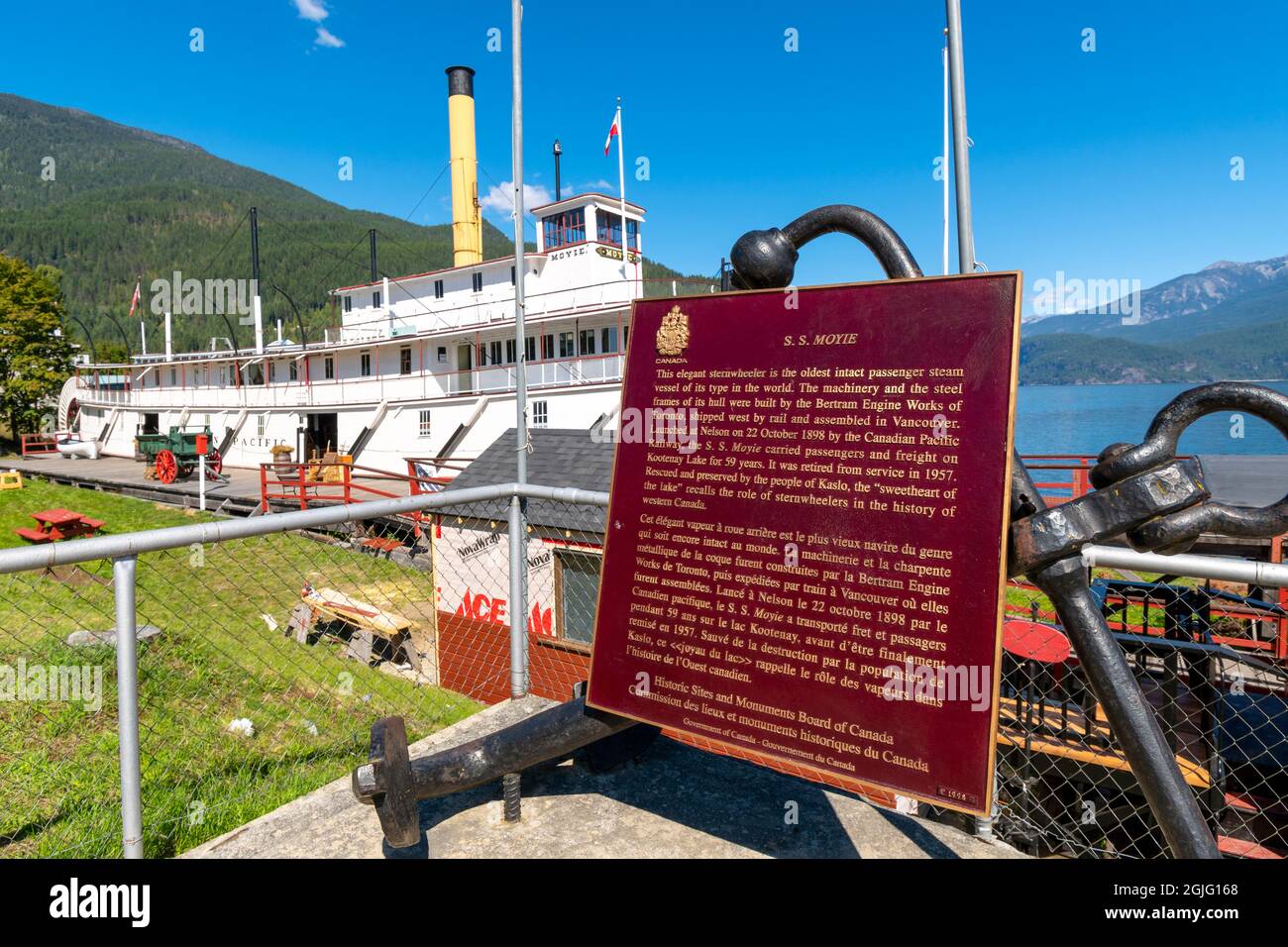Das Sternwheeler Paddelradboot SS Moyie, jetzt eine Touristenattraktion am Ufer des Kootenay Lake im Sommer mit dem Hinweisschild Stockfoto