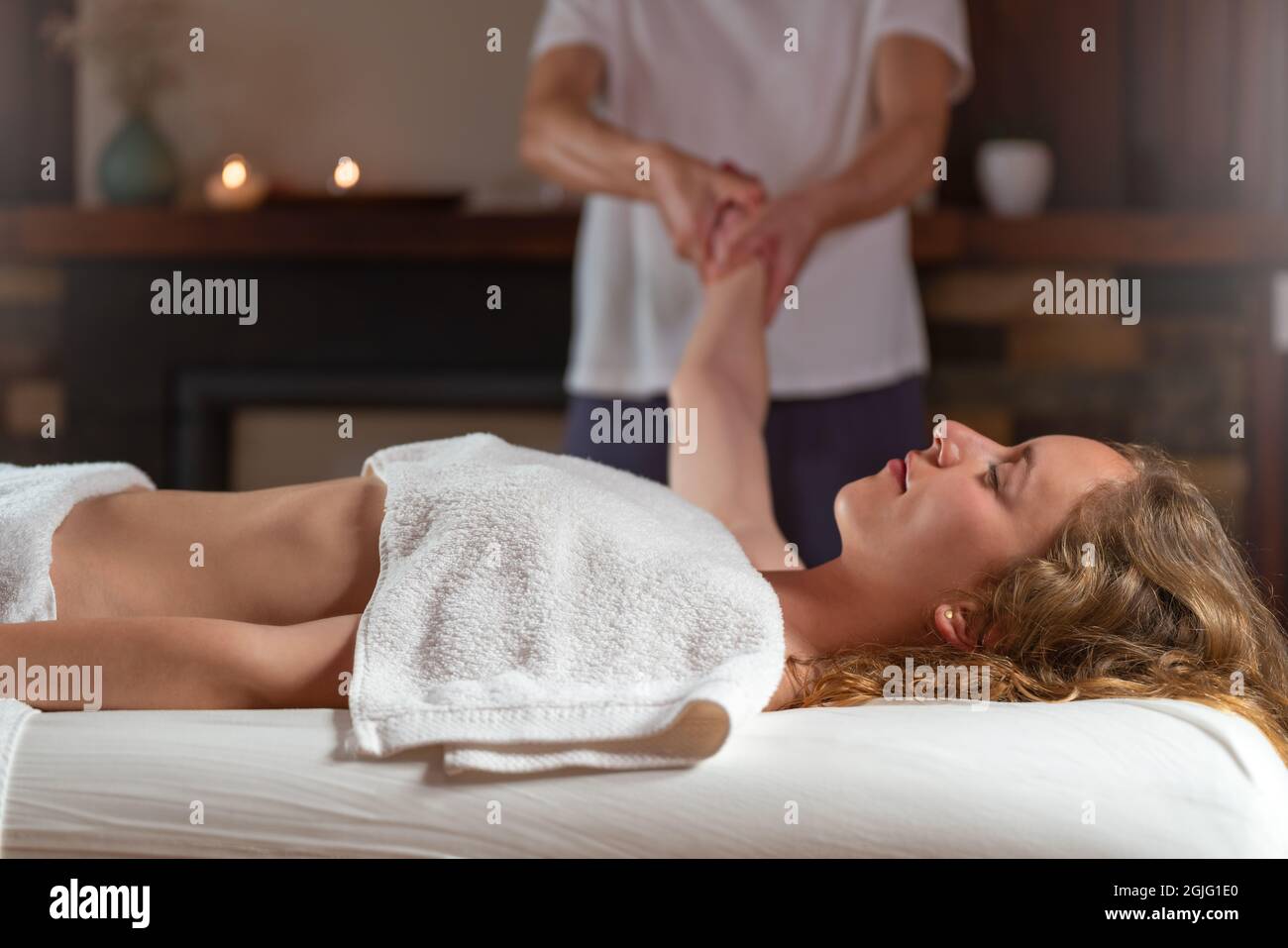 Entspannende Massage für eine Frau auf einem Massagebett Stockfoto