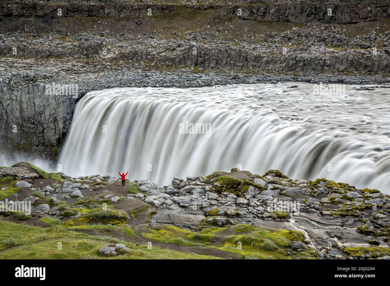 Wanderer am Rand des Dettifoss Wasserfälle in der Nähe von Reykjahlid, Island Stockfoto