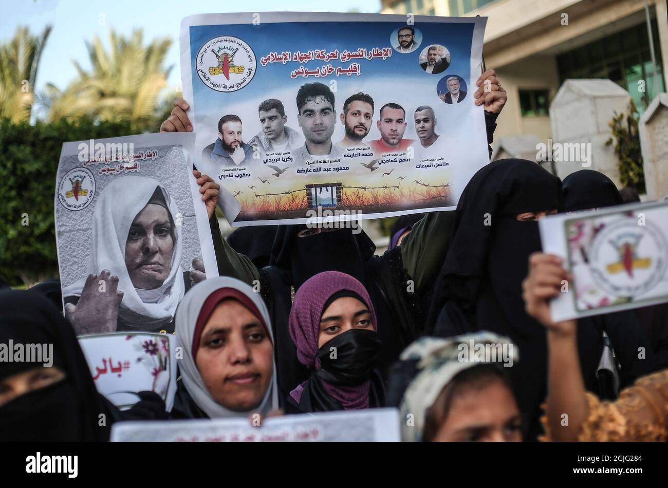 Gaza, Palästina. September 2021. Palästinensische Demonstranten halten Banner und Plakate mit Bildern der sechs palästinensischen Gefangenen, die während einer Solidaritätsdemonstration mit ihnen und zur Unterstützung von mehr als tausend Gefangenen in israelischen Gefängnissen und ihren Familien in Gaza aus dem israelischen Gefängnis in Gilboa geflohen sind. Kredit: SOPA Images Limited/Alamy Live Nachrichten Stockfoto