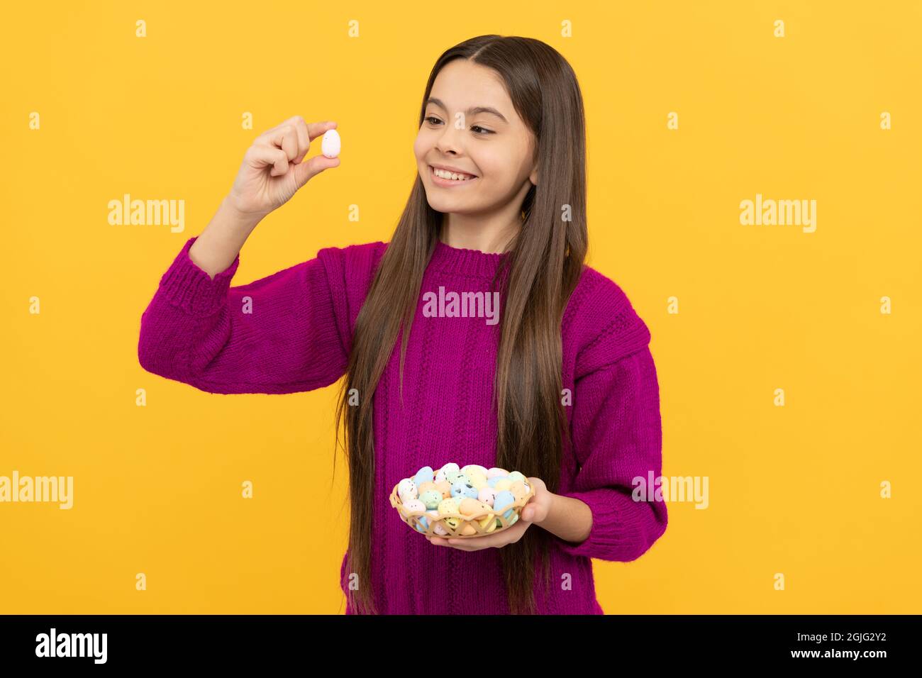 Fröhliche Teenager-Kind hält bunte ostern Wachteln Eier, osterferien Stockfoto