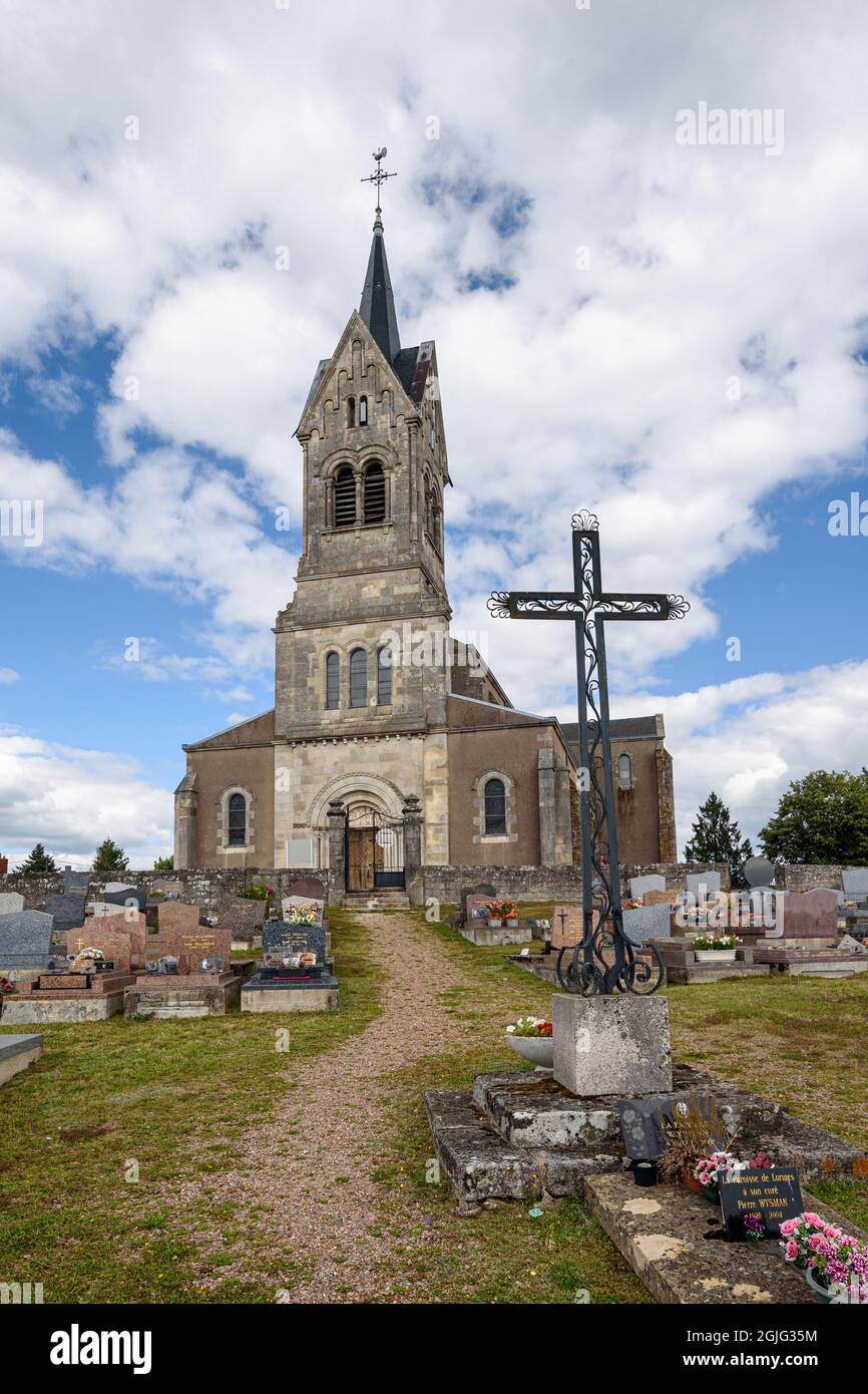 Kirche von Saint-Alban Blick vom Friedhof in Lormes im Morvan Regional Natural Park in der Region Bourgogne (Burgund). Stockfoto