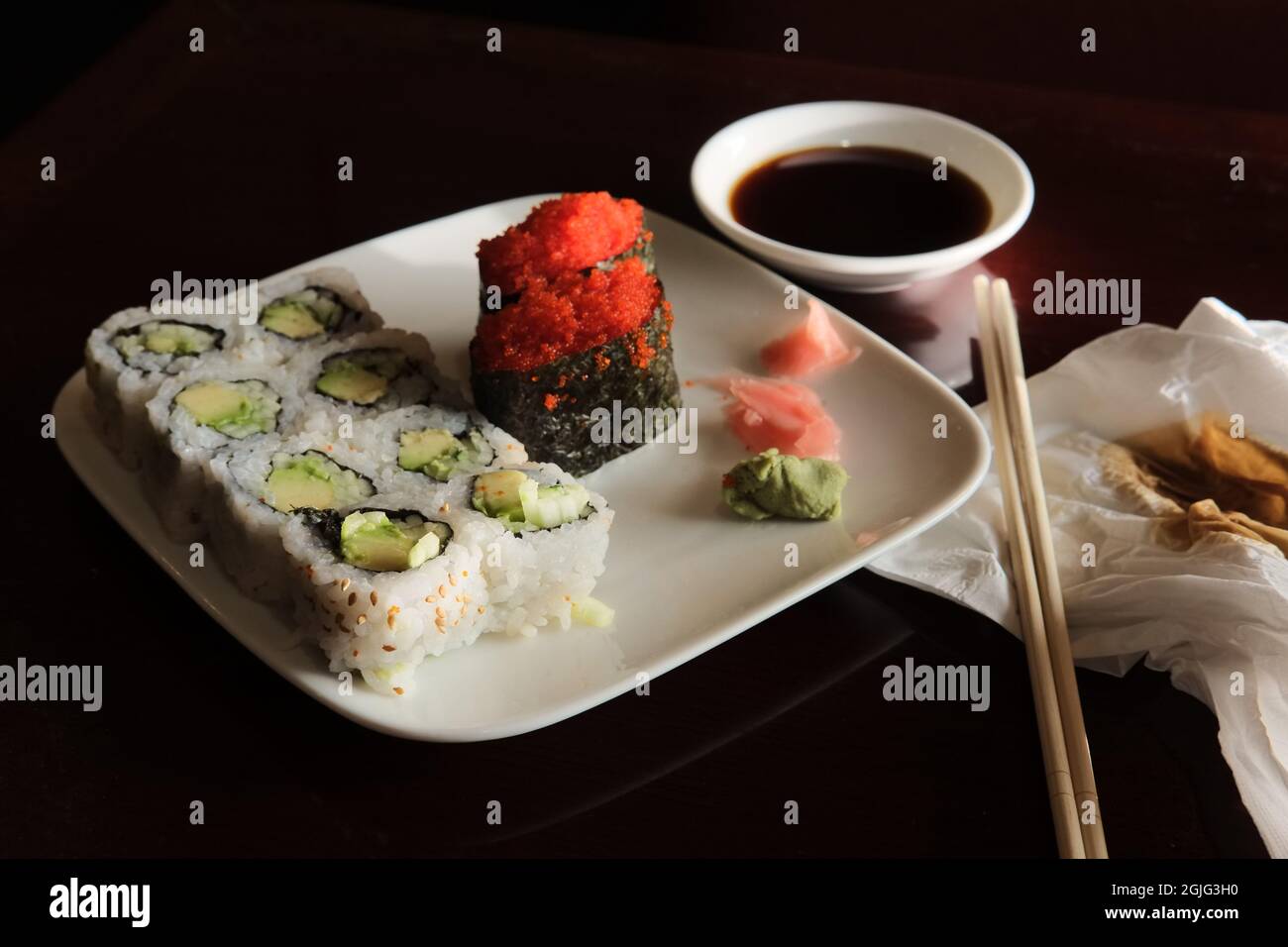 Japanische Avocado-Gurkenrolle mit fliegendem Fisch-Rogen-Sushi Stockfoto