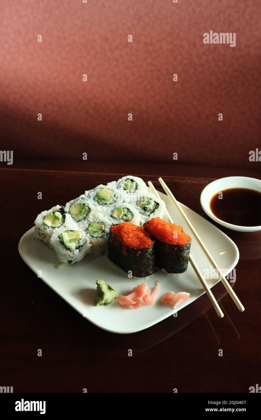 Japanische Avocado-Gurkenrolle mit fliegendem Fisch-Rogen-Sushi Stockfoto