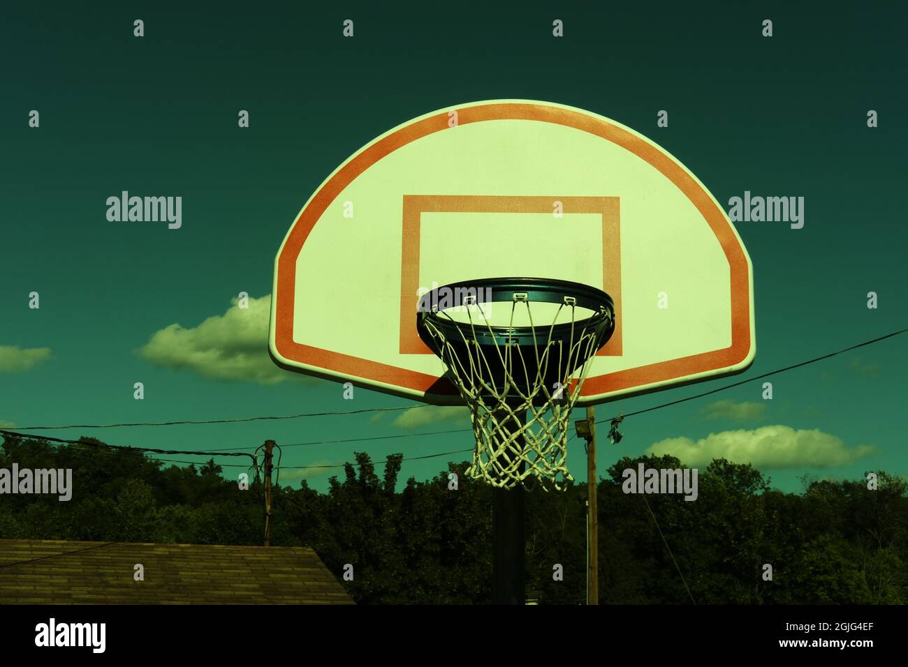Klassischer stilisierter urbaner Basketballkorb im Retro-Stil vor blauem Himmel Stockfoto