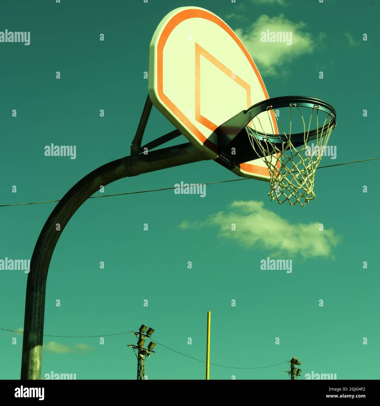 Klassischer stilisierter urbaner Basketballkorb im Retro-Stil vor blauem Himmel Stockfoto
