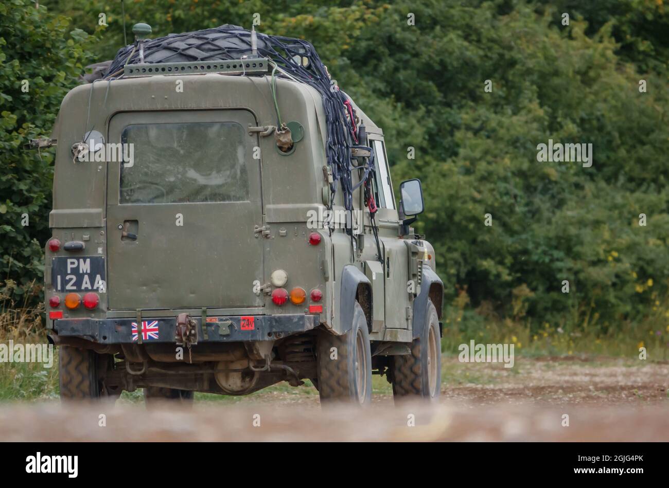 Britische Armee Land Rover Wolf 4×4 Militär leichte Nutzfahrzeug und Soldat auf Übung, Salisbury Plain Großbritannien Stockfoto