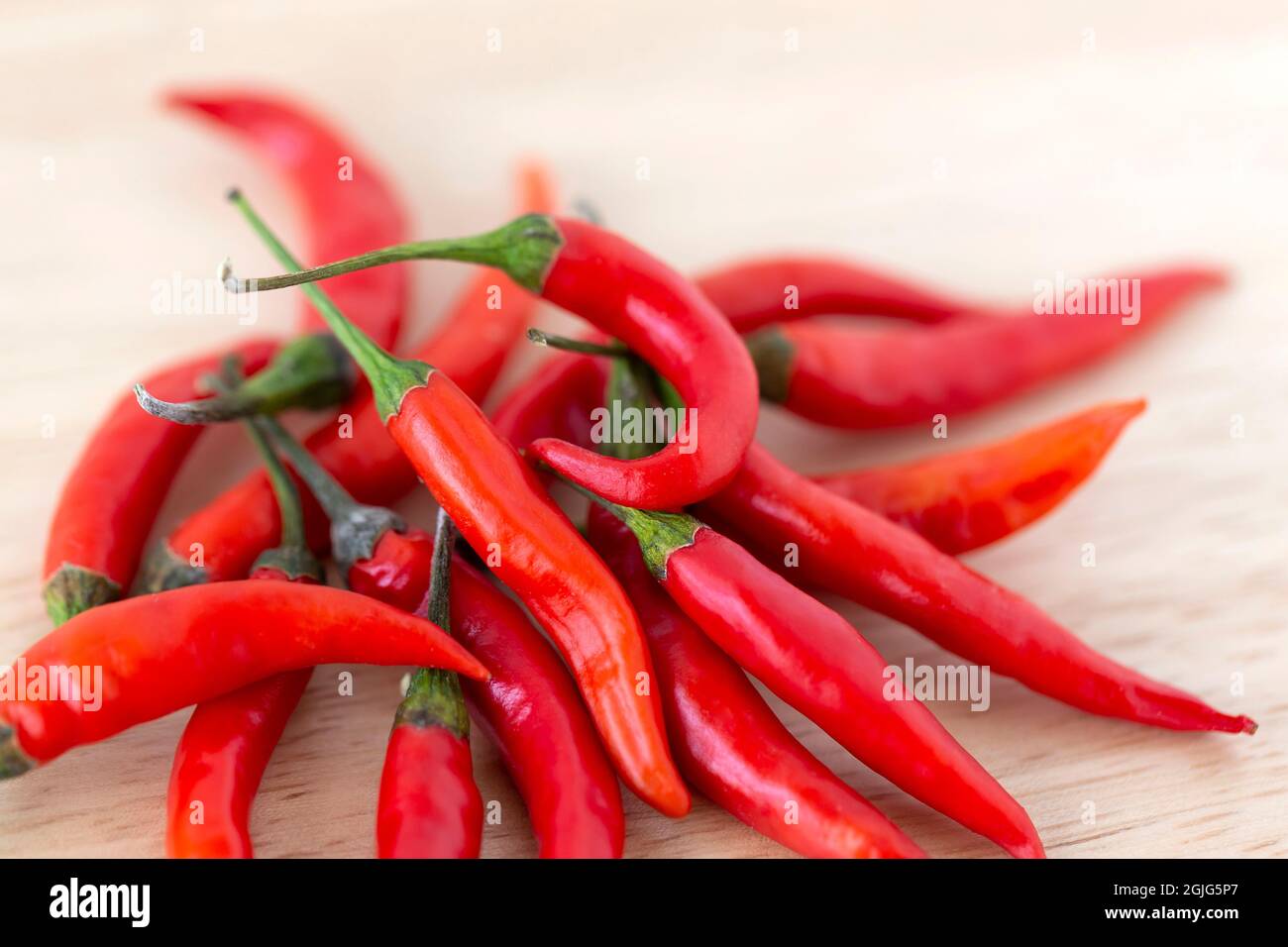 Stapel von rotem scharfem Chilischoten auf Holzbrett. Zutat kochen, Nahaufnahme. Stockfoto