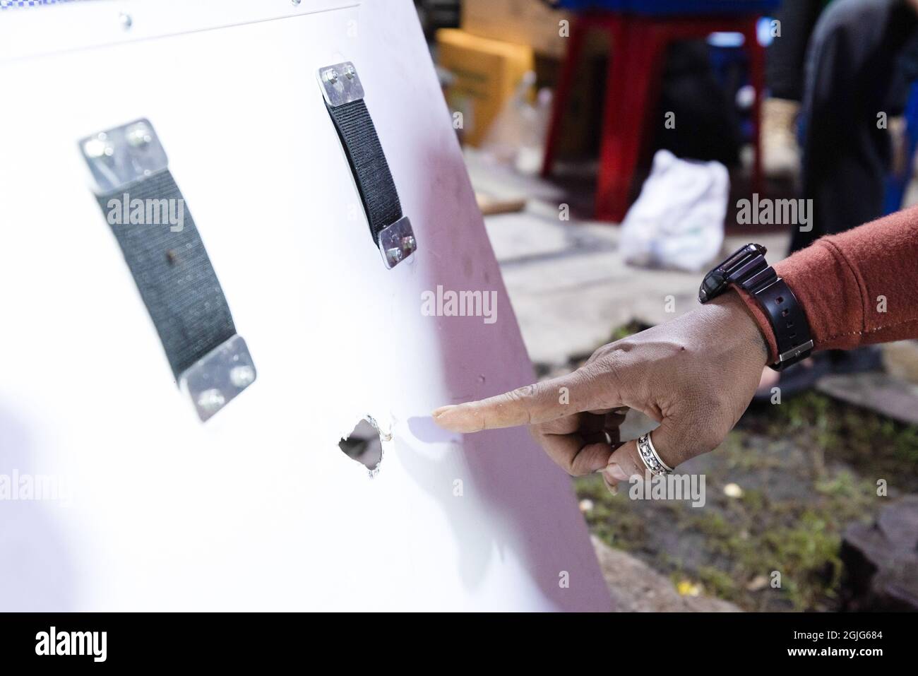 Bangkok, Thailand. September 2021. Während der Demonstration wird ein D.I.Y.-Schild eines Protesters von einer Gummikugel durchbohrt. Prodemokratische Demonstranten versammelten sich an der Kreuzung von DIN Daeng und forderten den Rücktritt von Prayut Chan-O-Cha, dem Premierminister Thailands. Kredit: SOPA Images Limited/Alamy Live Nachrichten Stockfoto