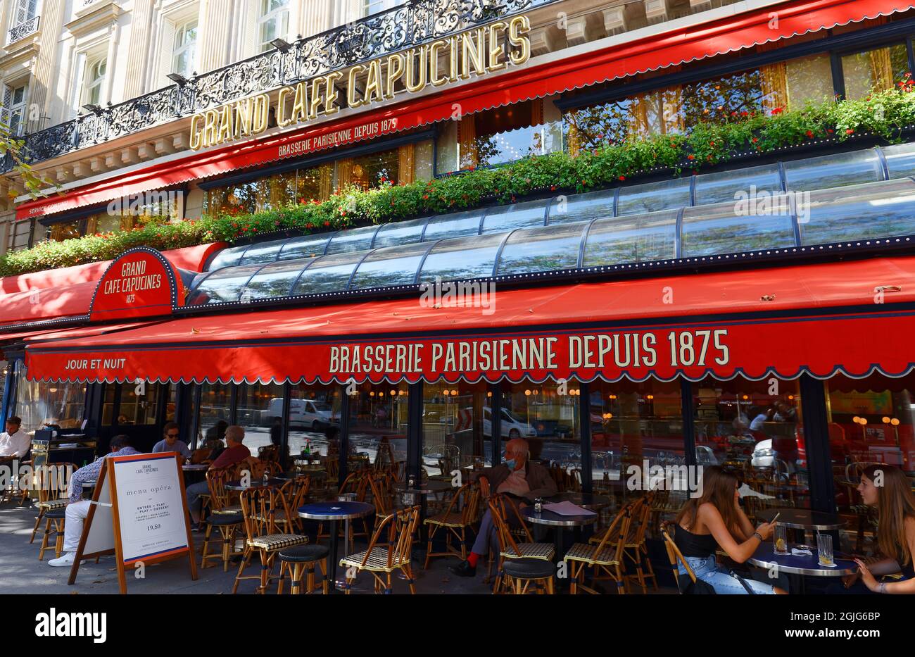 Paris, France-September 02 , 2021 : Le Grand Cafe Capucines ist die legendäre und berühmte Brasserie auf den Grands Boulevards. Aufschrift in französischer Sprache auf Schild: Stockfoto