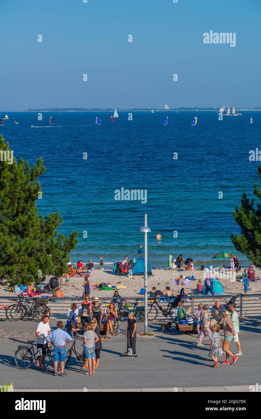 Sandstrand in Kiel-Schilksee an der Ostsee, Sonnenbaden und Schwimmen, Kiel-Schilksee, Kiel, Schleswig-Holstein, Ostsee, Norddeutschland Stockfoto