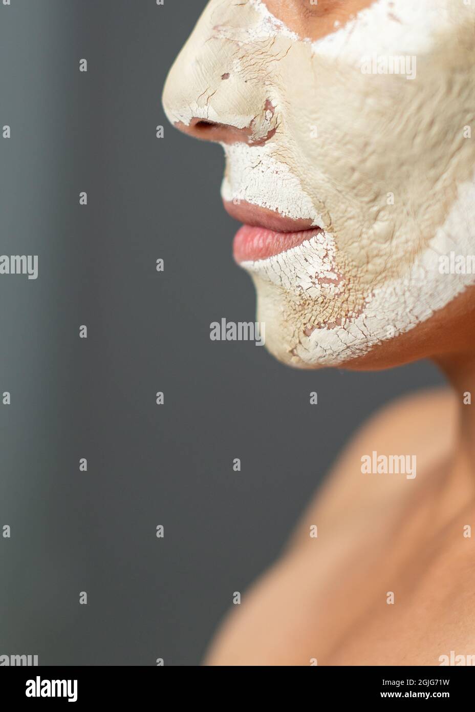 Crop Frau mit trocknenden Ton Maske Stockfoto