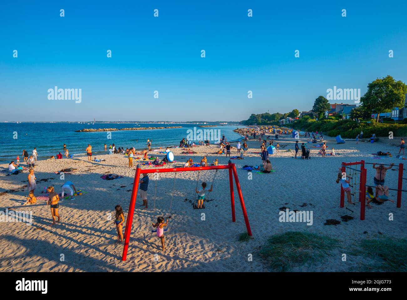 Sandstrand in Kiel-Schilksee an der Ostsee, Sonnenbaden und Schwimmen, Kiel-Schilksee, Kiel, Schleswig-Holstein, Ostsee, Norddeutschland Stockfoto