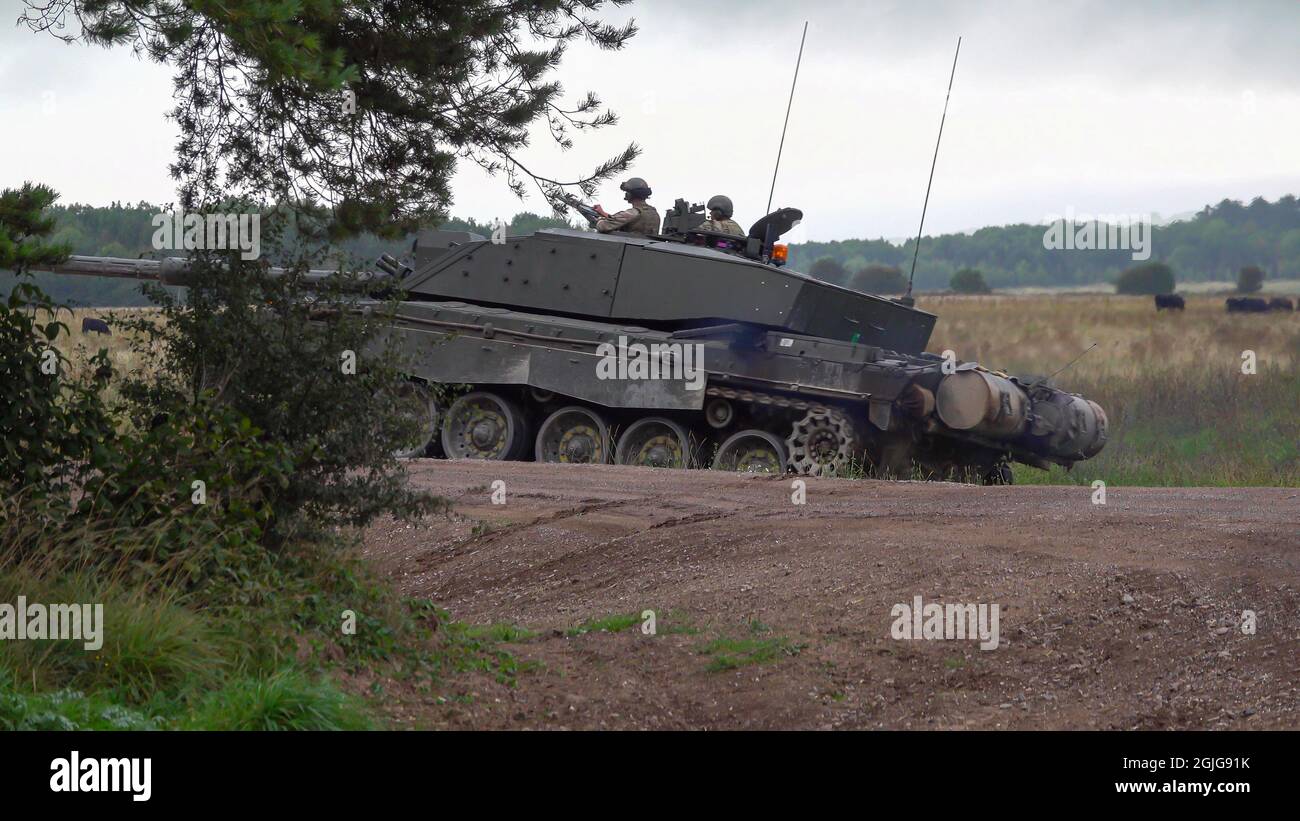 Nahaufnahme eines Kampfpanzers der British Army Challenger 2 FV4034 in Aktion bei einer militärischen Übung, Salisbury Plain UK Stockfoto