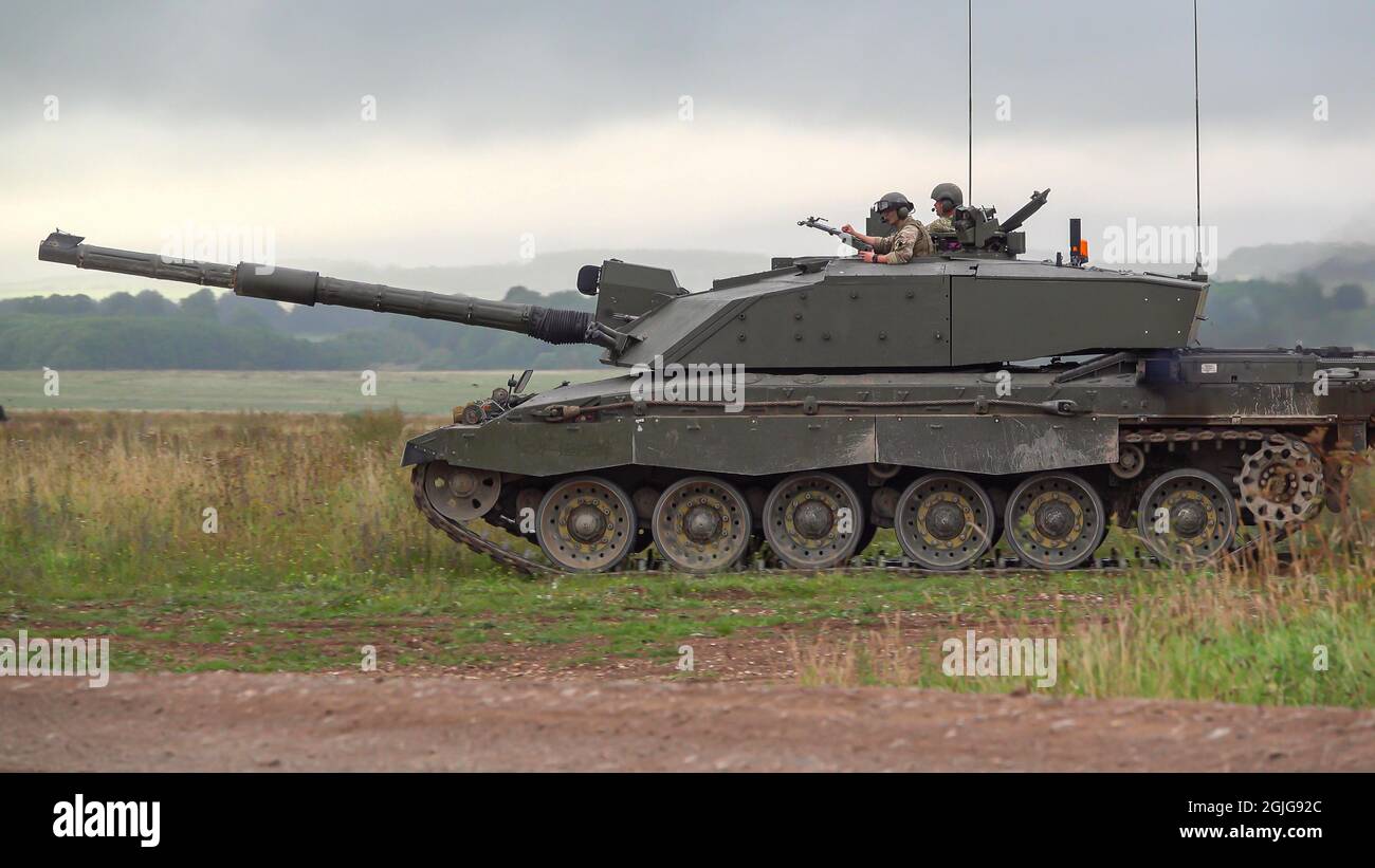 Nahaufnahme eines Kampfpanzers der British Army Challenger 2 FV4034 in Aktion bei einer militärischen Übung, Salisbury Plain UK Stockfoto