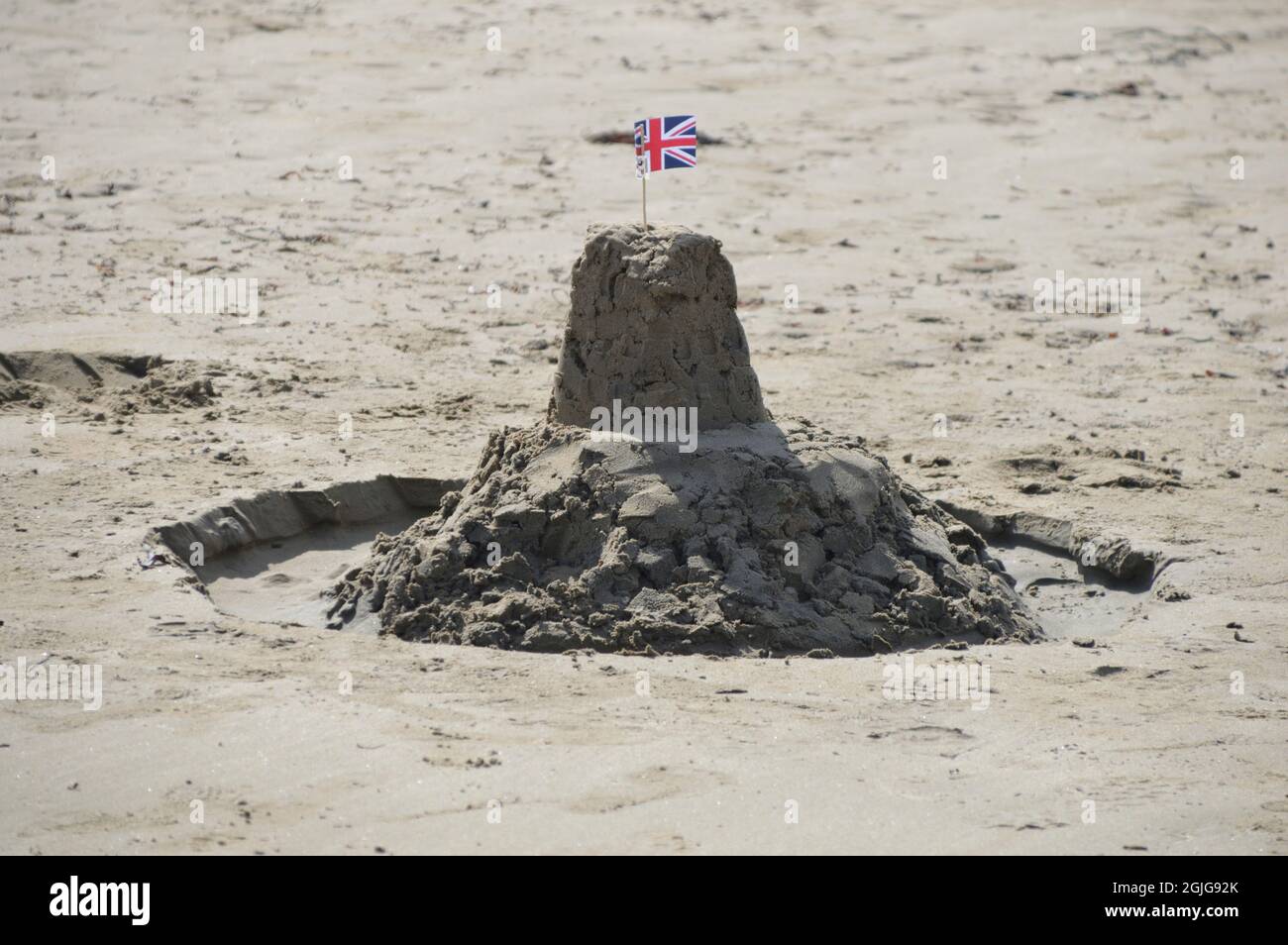 Sandcastle mit Union Jack Flag am Black Rock Sands Beach in Snowdonia Stockfoto