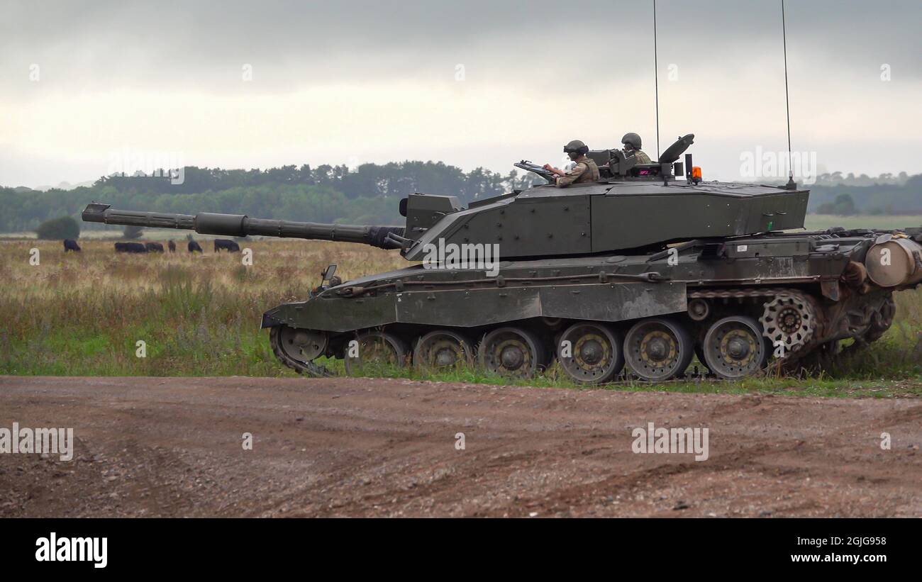 Nahaufnahme eines Kampfpanzers der British Army Challenger 2 FV4034 in Aktion bei einer militärischen Übung, Salisbury Plain UK Stockfoto