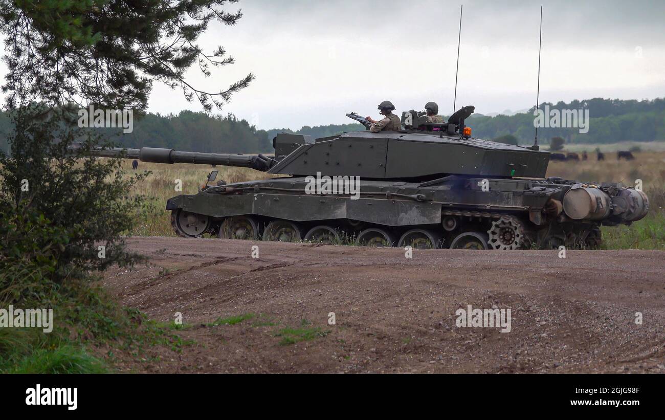 Nahaufnahme eines Kampfpanzers der British Army Challenger 2 FV4034 in Aktion bei einer militärischen Übung, Salisbury Plain UK Stockfoto