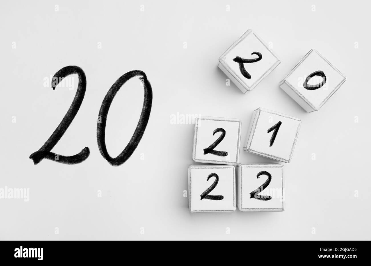 Würfel mit Figuren, die die Jahre 2020-2022 auf weißem Hintergrund bezeichnen Stockfoto