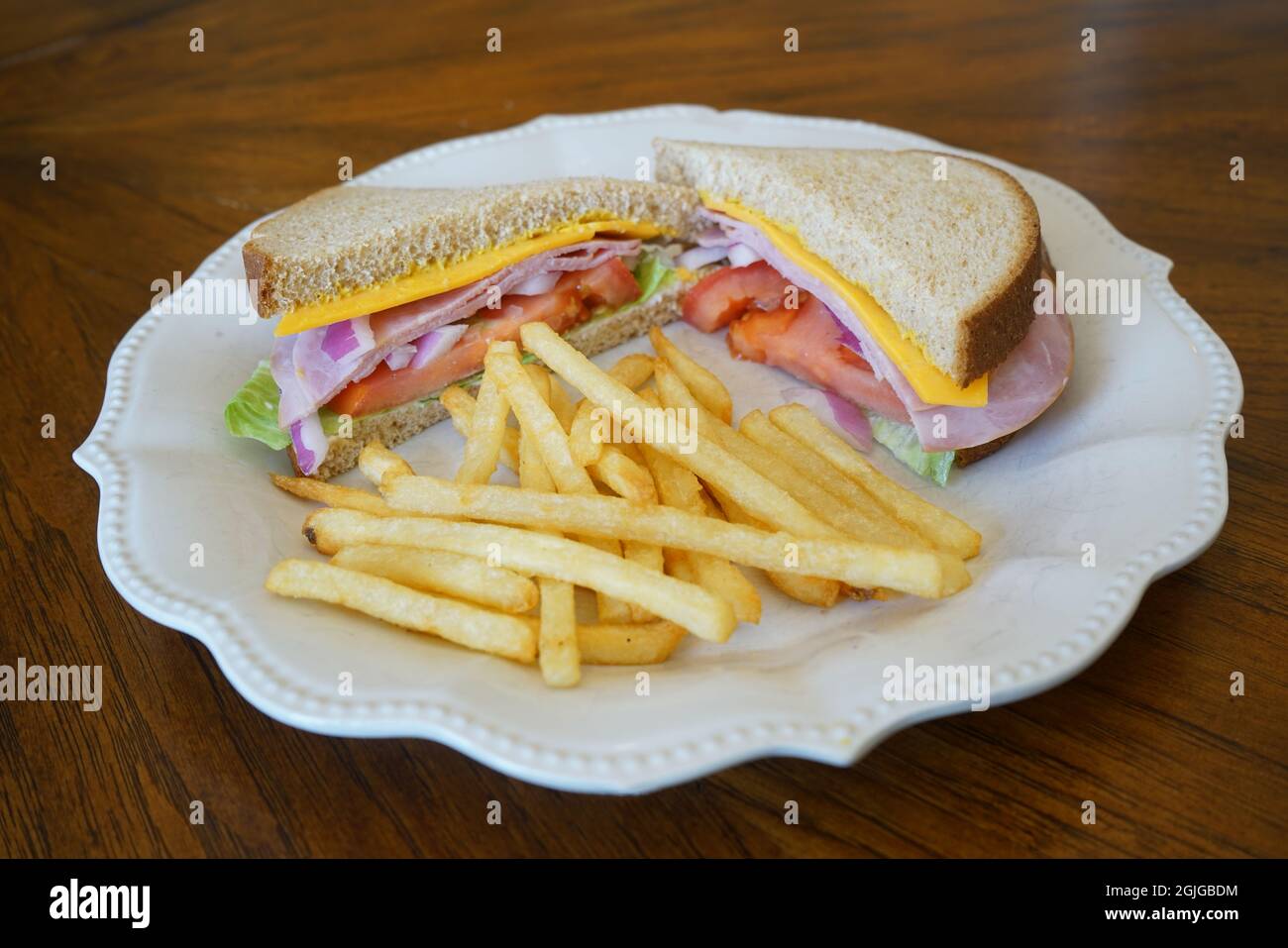 Ein Schinken-Sandwich mit pommes auf dem Teller Stockfoto