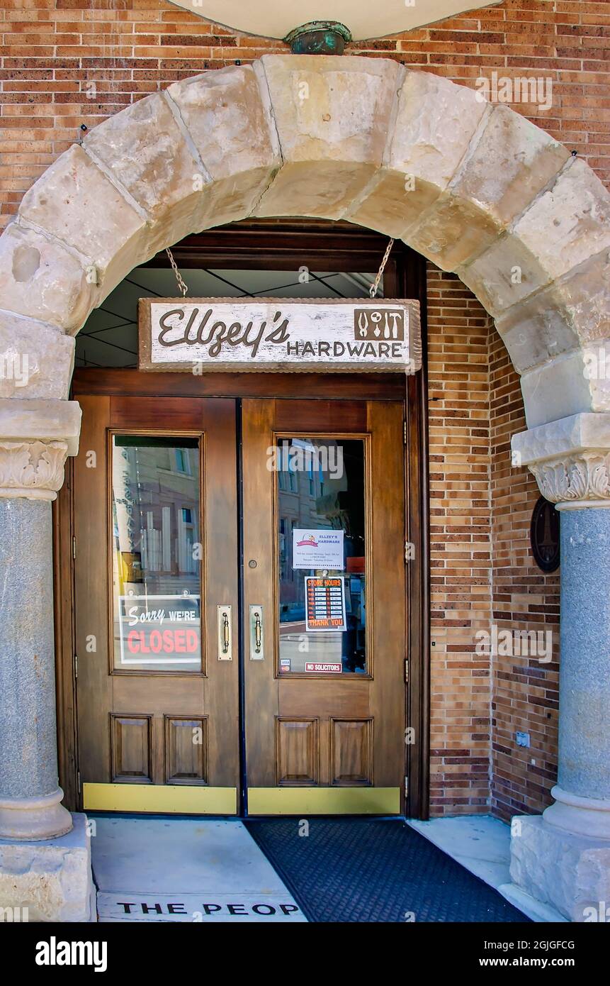 Ellzeys Hardware, die sich im Gebäude der Old People’s Bank befindet, ist am 5. September 2021 in Biloxi, Mississippi. Stockfoto