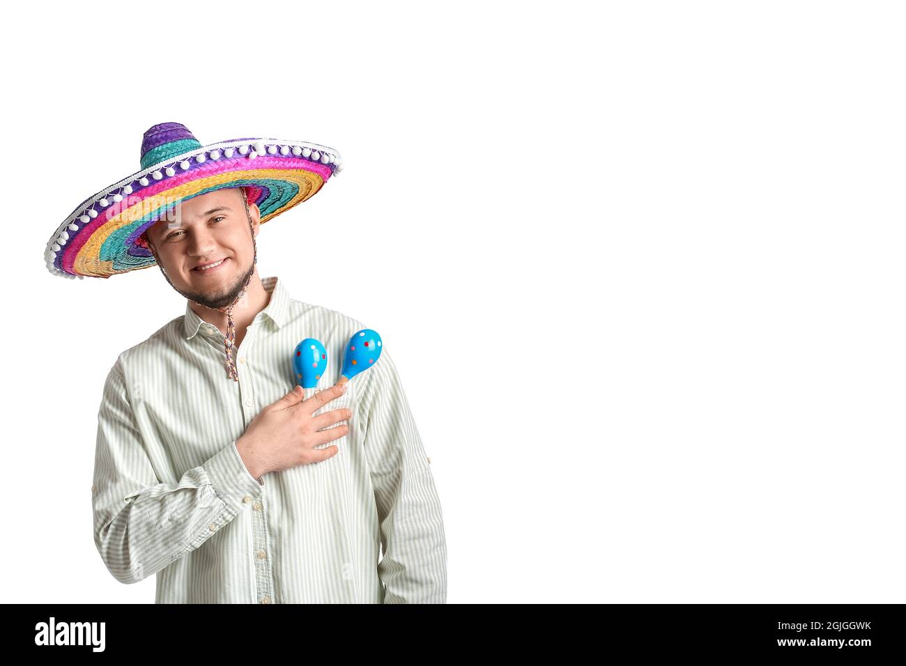 Junger Mexikaner mit Sombrero-Hut und Maracas auf weißem Hintergrund  Stockfotografie - Alamy