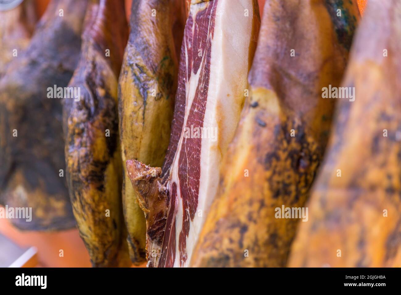 Viele Beine des iberischen Schinkens haben einen Schnitt Stockfoto