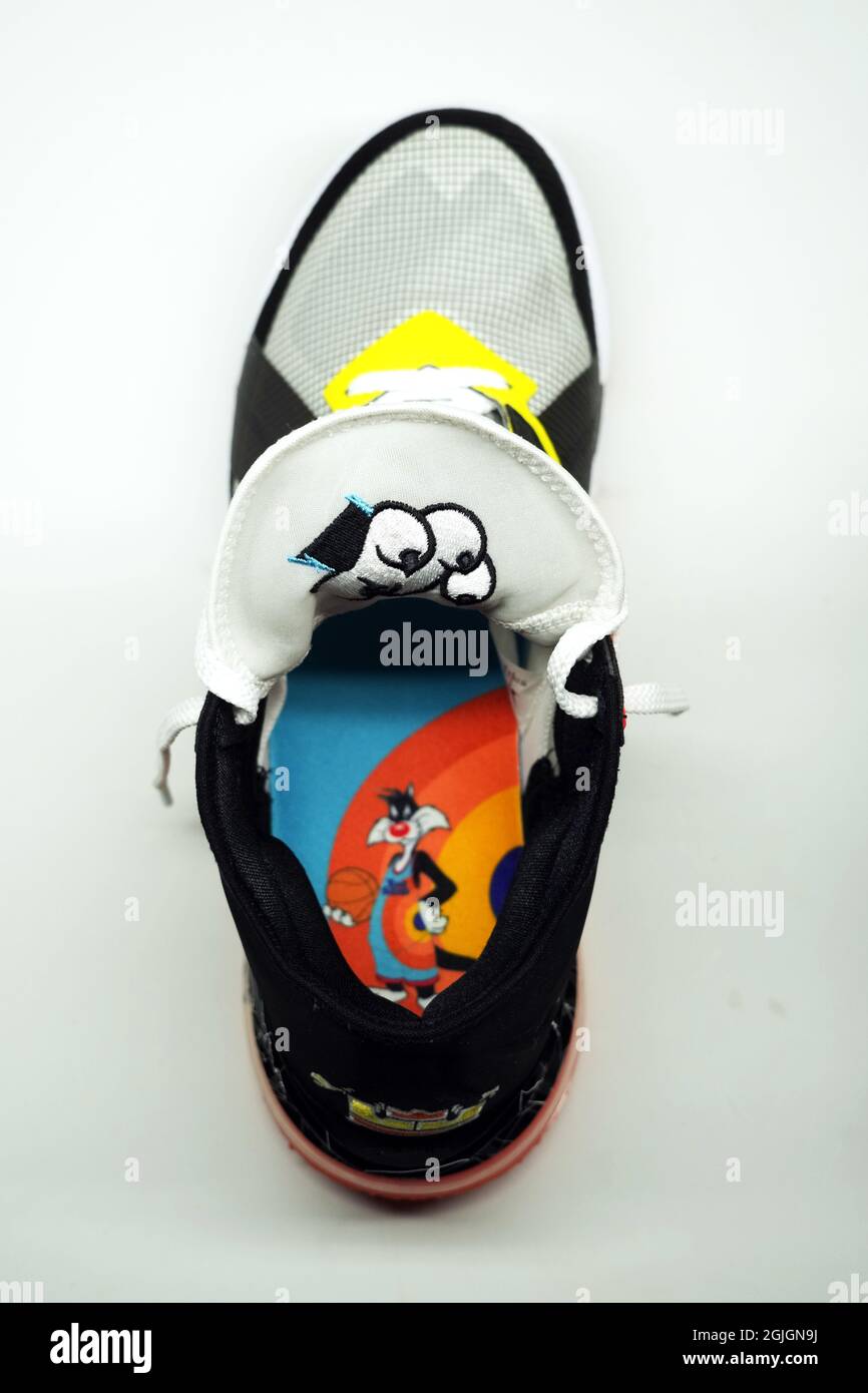 Detailansicht der Nike LeBron 18 Low Limited Edition Space Jam 2 Edition Schuhe. Stockfoto