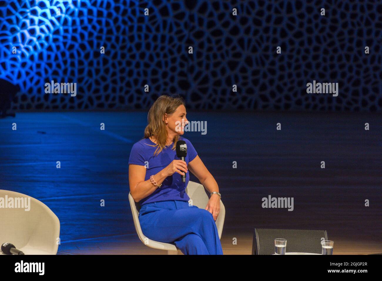 Anja Reschke, Sebastian Krumbiegel, Buch COURAGE; Hafenfront klingt, Hamburg, HafenCity, Platz der deutschen Einheit, Kehrwiederspitze, Elbphilhar Stockfoto