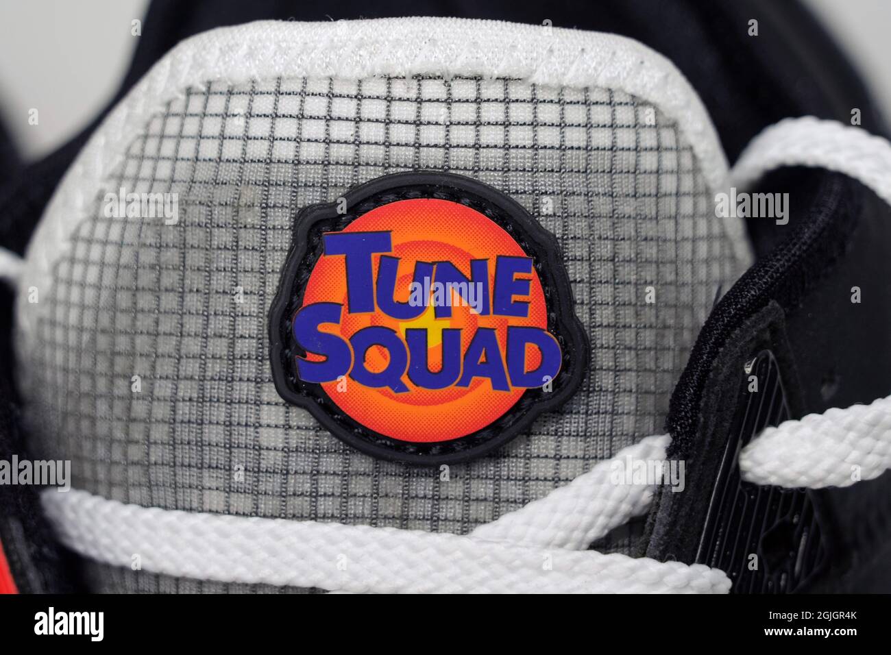 Detailansicht der Nike LeBron 18 Low Limited Edition Space Jam 2 Edition Schuhe. Stockfoto