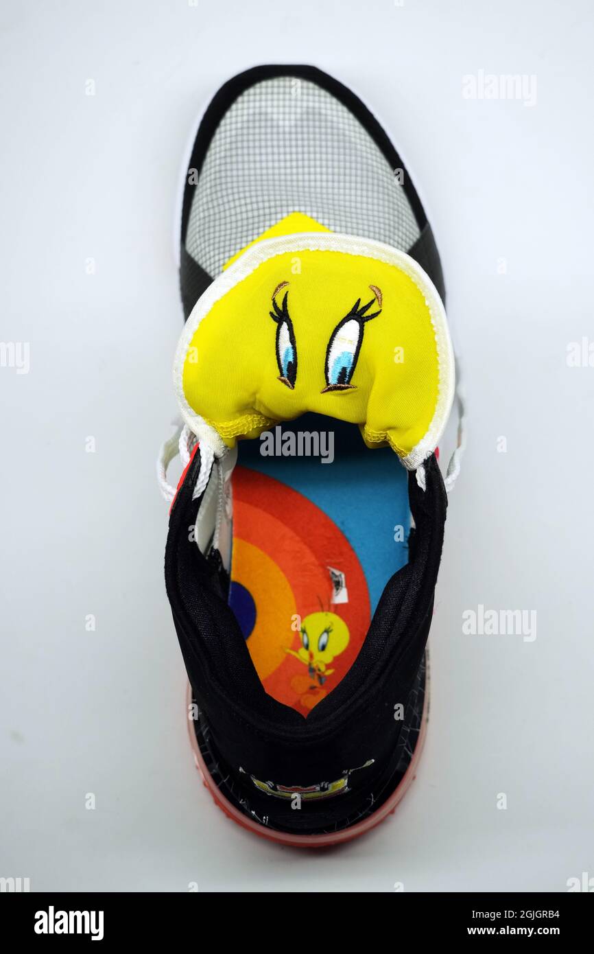 Detailansicht der Nike LeBron 18 Low Limited Edition Space Jam 2 Edition Schuhe. Stockfoto Detailansicht der Nike LeBron 18 Low Limited Edition Space Jam 2 Edition Schuhe. Stockfoto