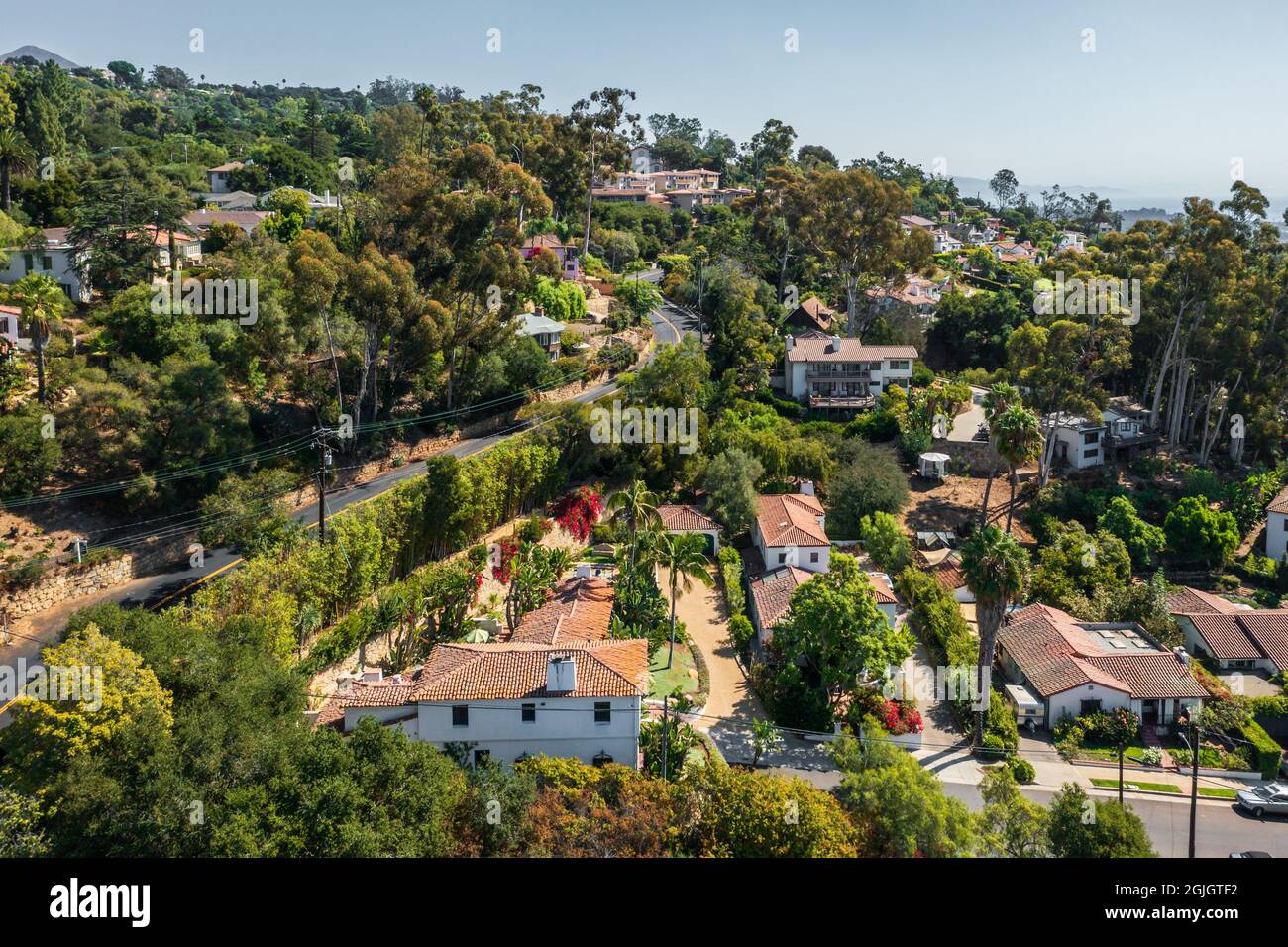 Häuser von Santa Barbara in hügeliger Nachbarschaft Stockfoto