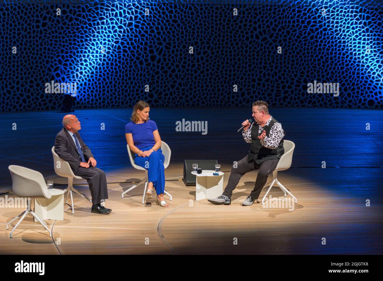 Gregor Gysi, Anja Reschke, Sebastian Krumbiegel, Buch COURAGE; Hafenfront klingt, Hamburg, HafenCity, Platz der deutschen Einheit, Kehrwiederspitze Stockfoto