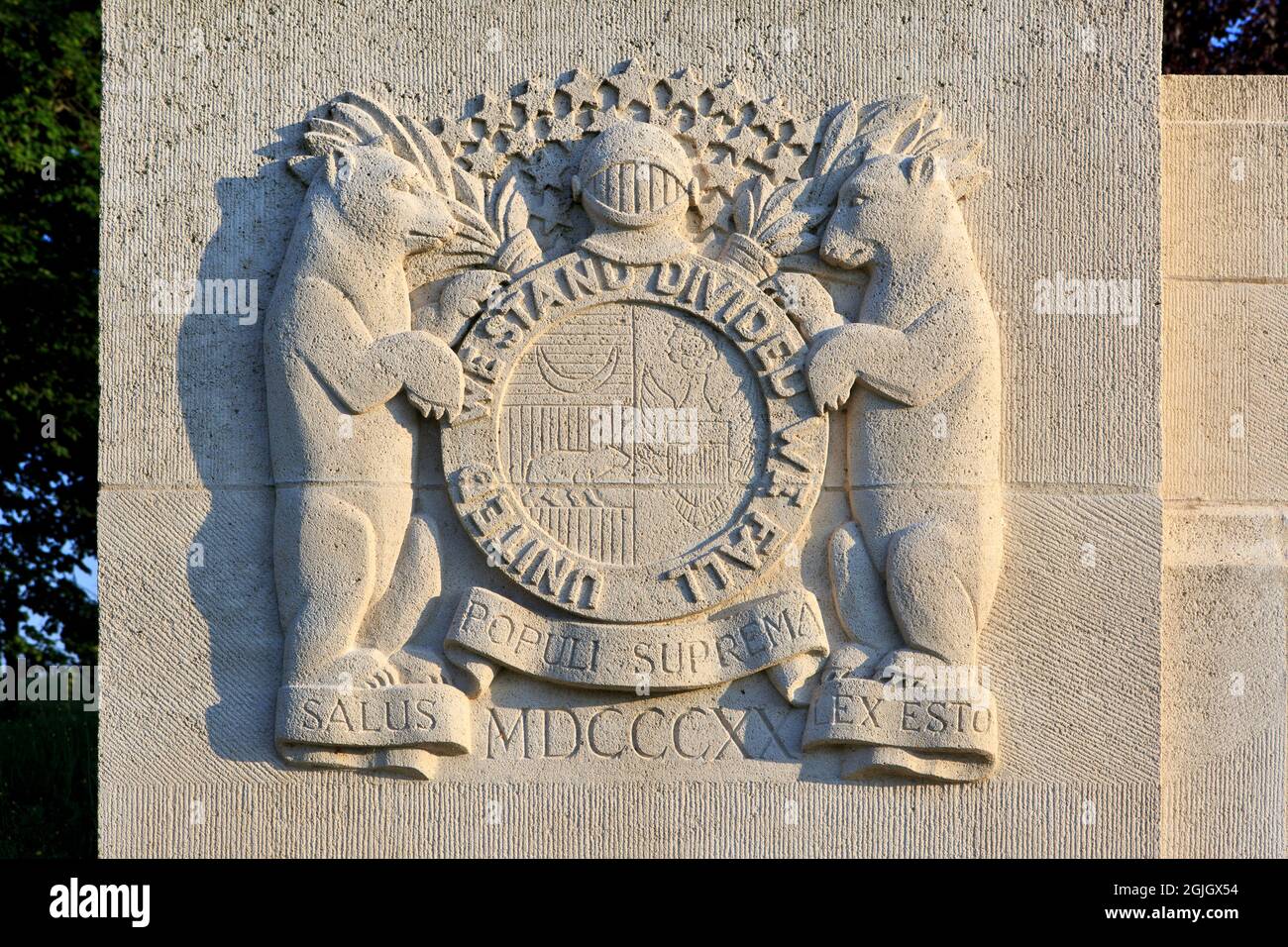 Nahaufnahme des Großen Siegels von Missouri am Missouri (35. US-Division) State Memorial in Cheppy (Meuse), Frankreich Stockfoto