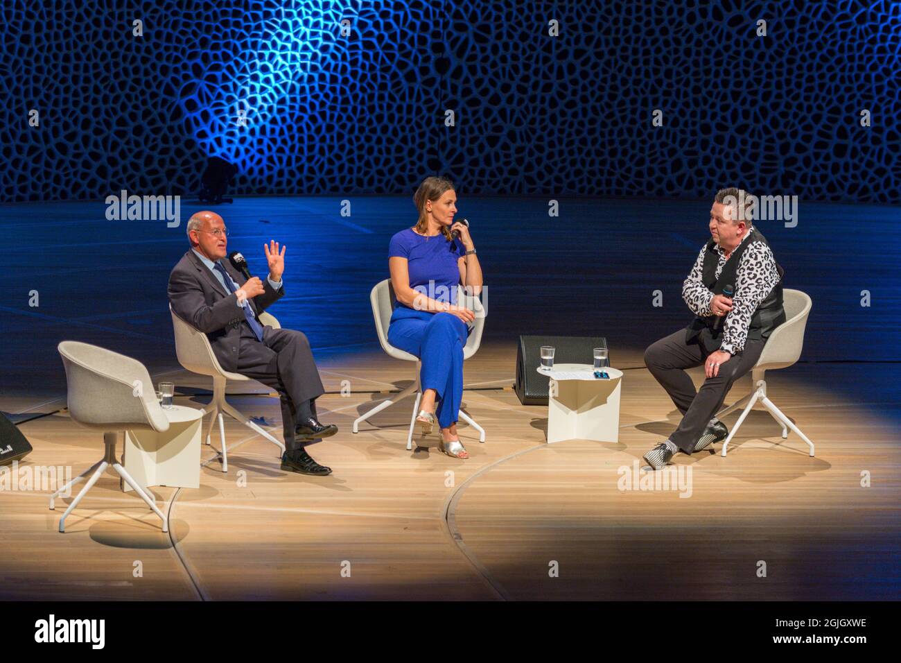 Gregor Gysi, Anja Reschke, Sebastian Krumbiegel, Buch COURAGE; Hafenfront klingt, Hamburg, HafenCity, Platz der deutschen Einheit, Kehrwiederspitze Stockfoto