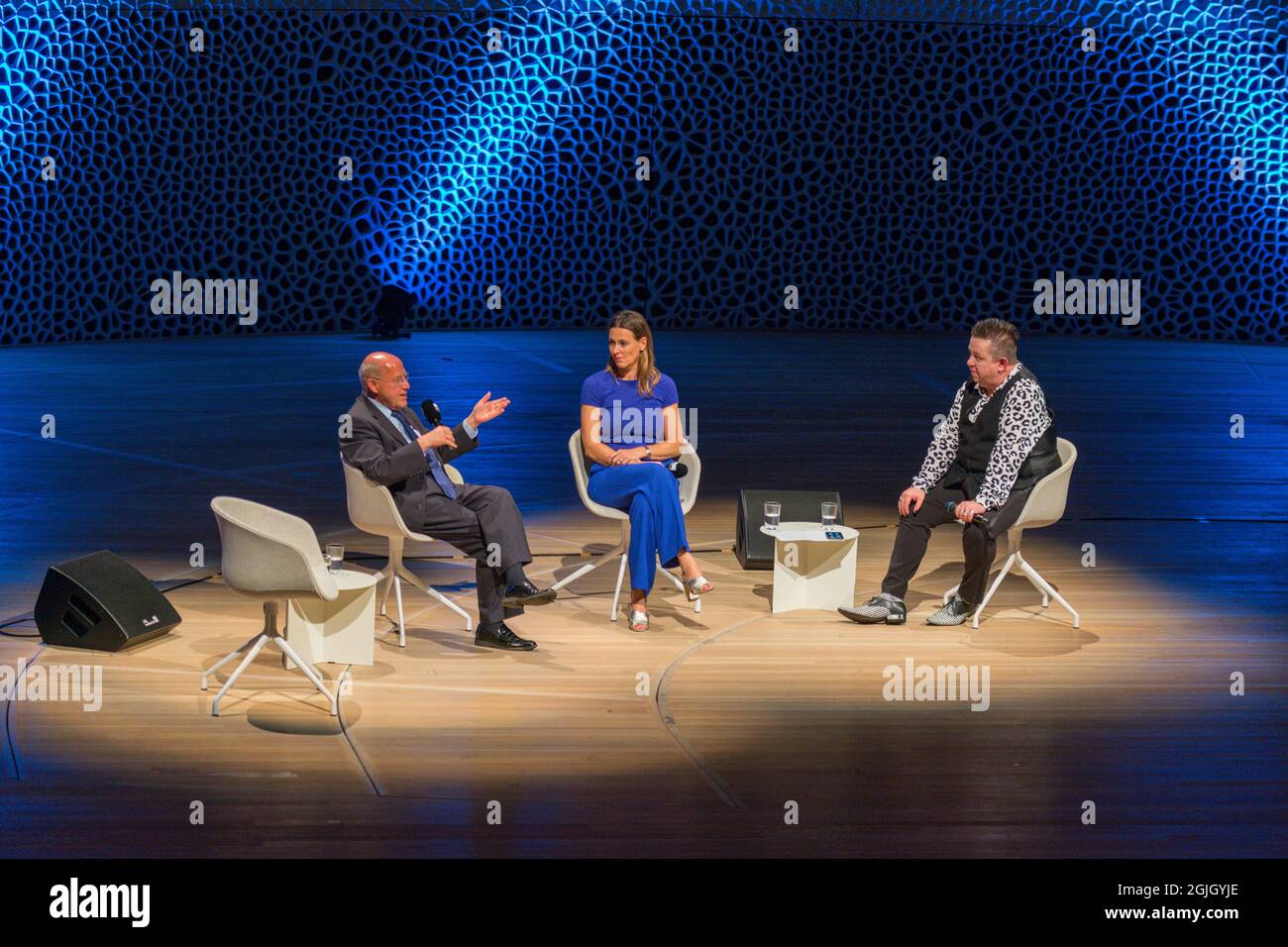 Gregor Gysi, Anja Reschke, Sebastian Krumbiegel, Buch COURAGE; Hafenfront klingt, Hamburg, HafenCity, Platz der deutschen Einheit, Kehrwiederspitze Stockfoto