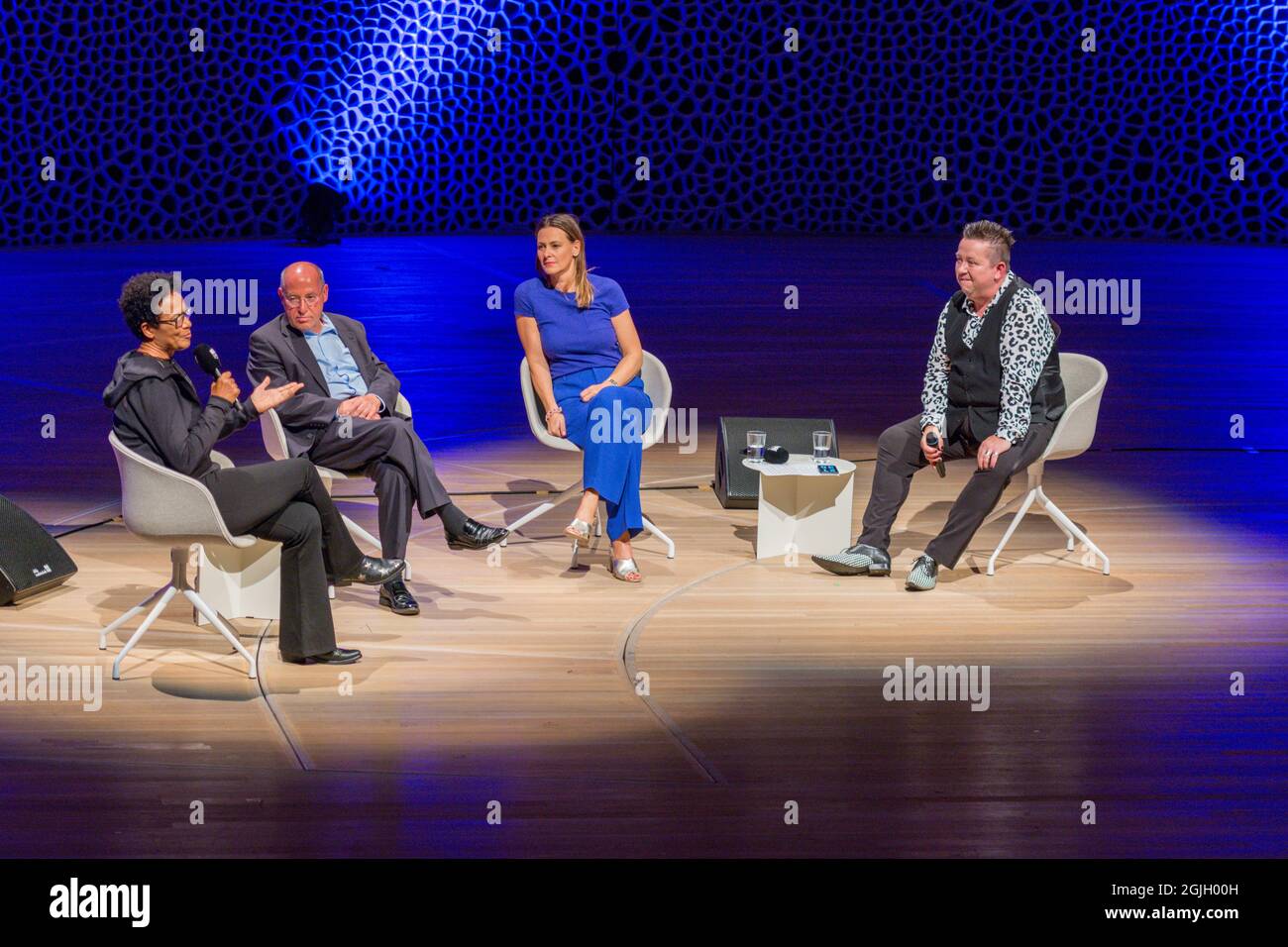 Mo Amang, Gregor Gysi, Anja Reschke, Sebastian Krumbiegel, Buch COURAGE; Hafenfront Sounds, Hamburg, HafenCity, Platz der deutschen Einheit, Kehr Stockfoto