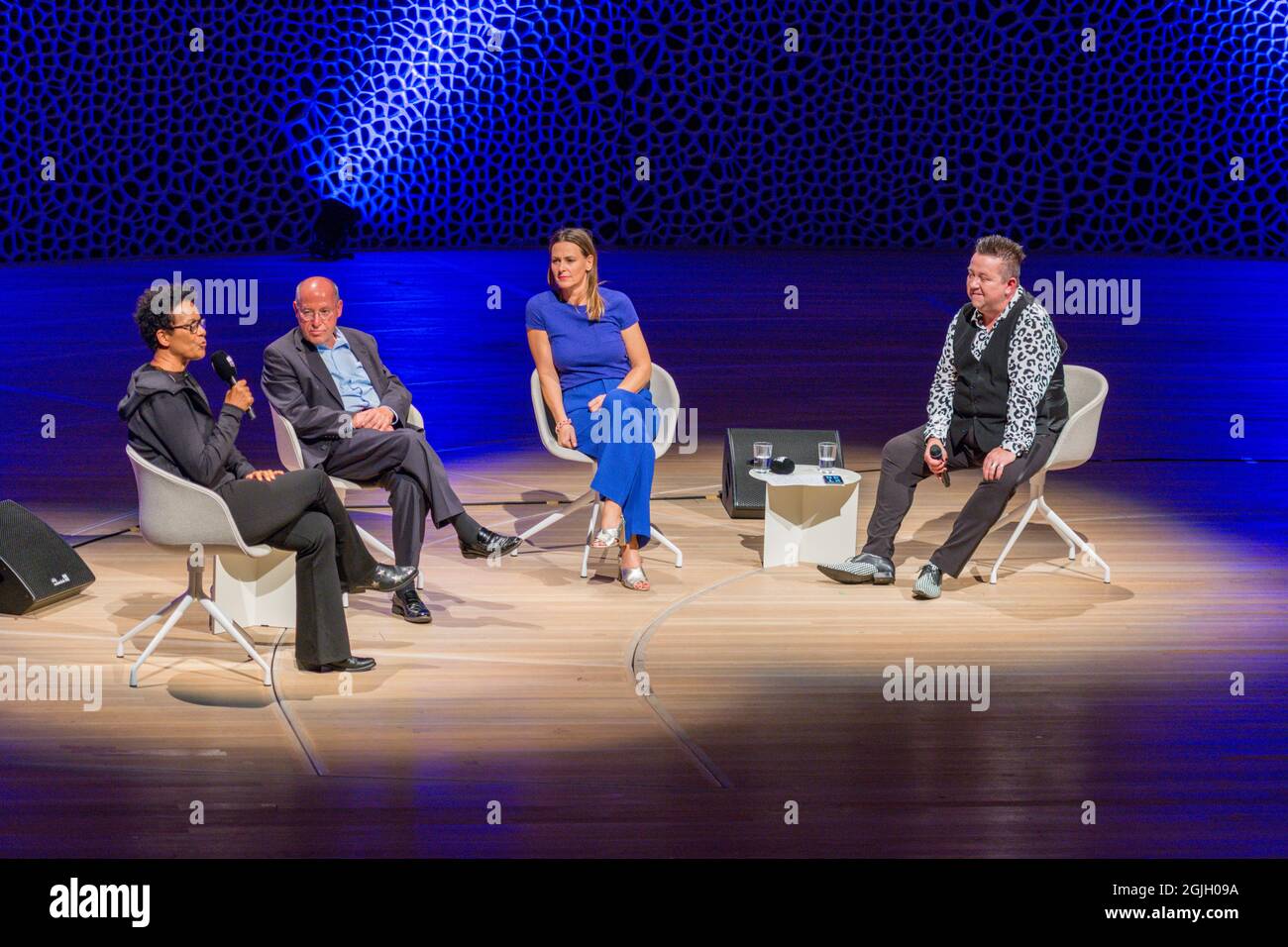 Mo Amang, Gregor Gysi, Anja Reschke, Sebastian Krumbiegel, Buch COURAGE; Hafenfront Sounds, Hamburg, HafenCity, Platz der deutschen Einheit, Kehr Stockfoto