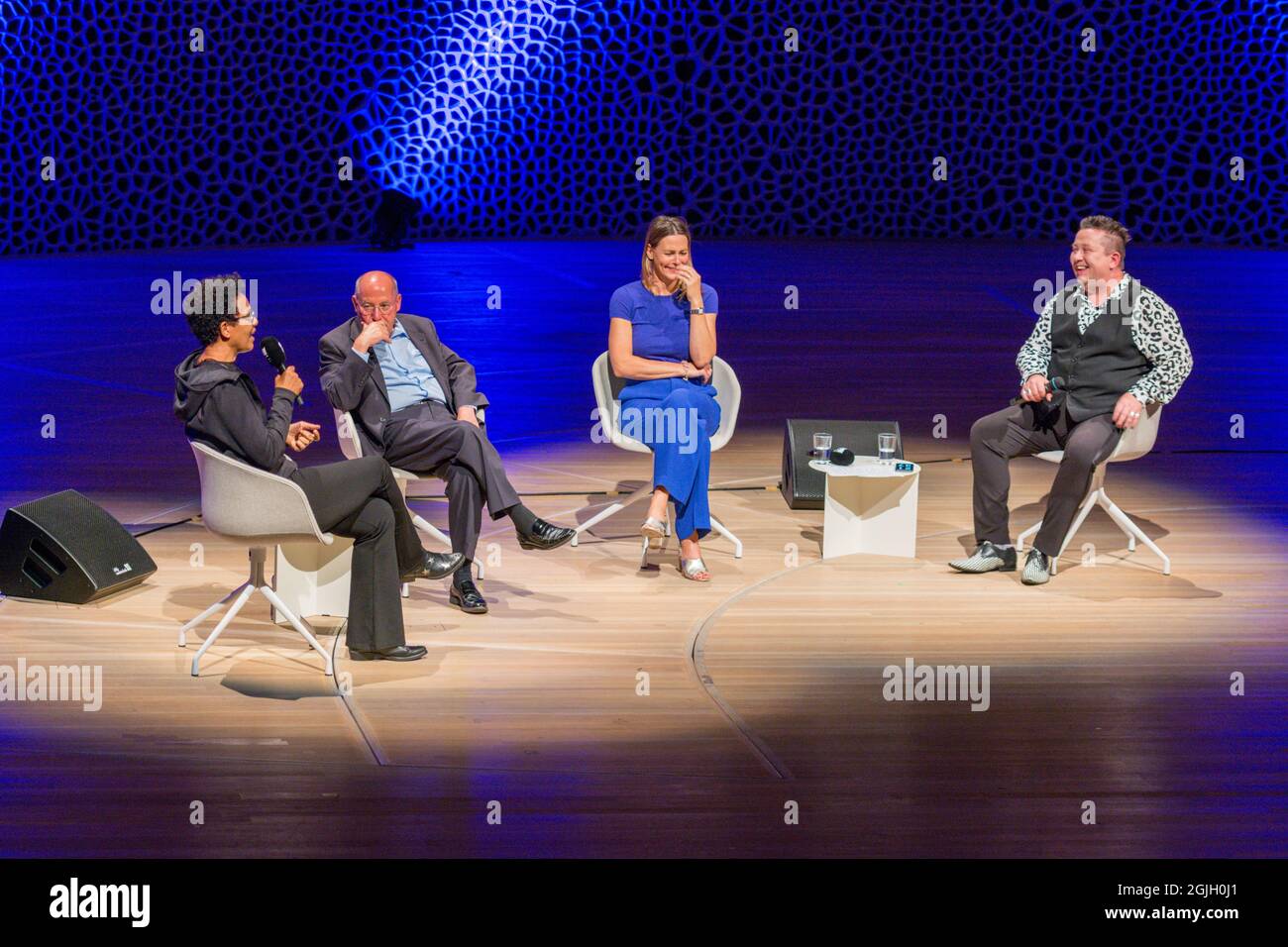 Mo Amang, Gregor Gysi, Anja Reschke, Sebastian Krumbiegel, Buch COURAGE; Hafenfront Sounds, Hamburg, HafenCity, Platz der deutschen Einheit, Kehr Stockfoto